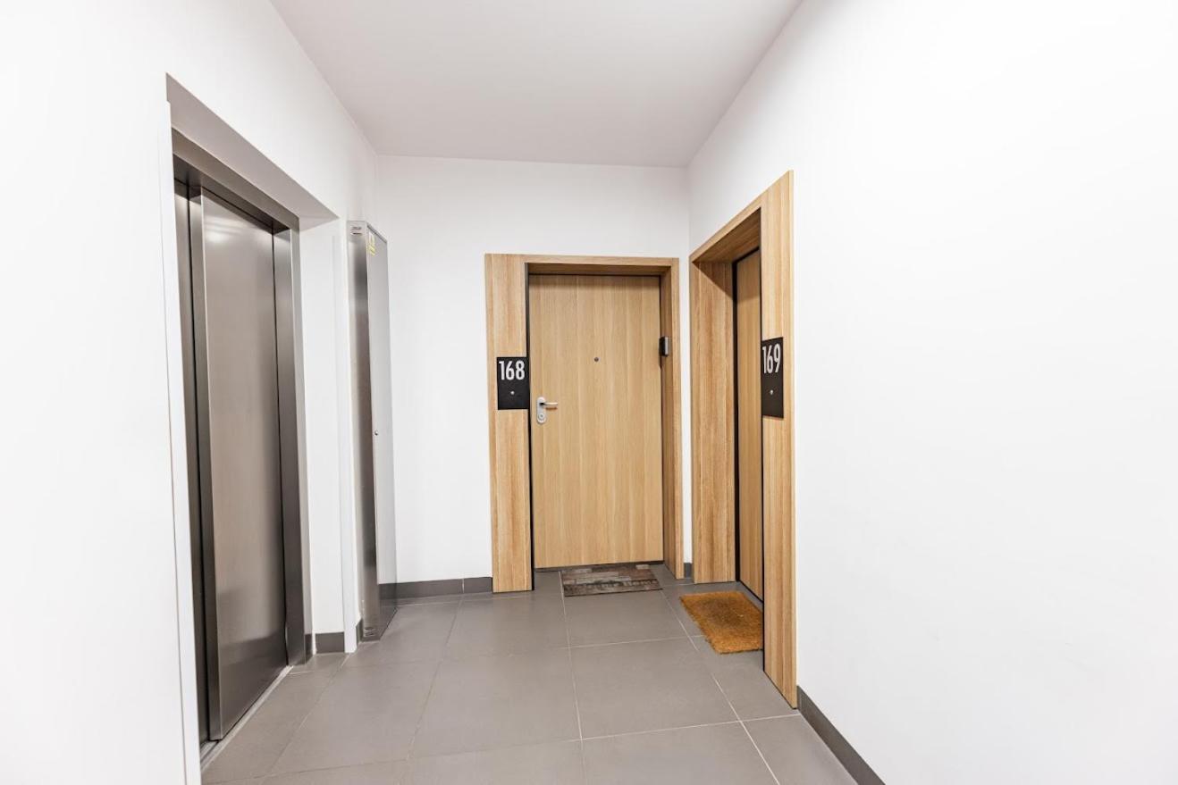 Fajny Apartament Z Parkingiem, Obok Metra. 华沙 外观 照片