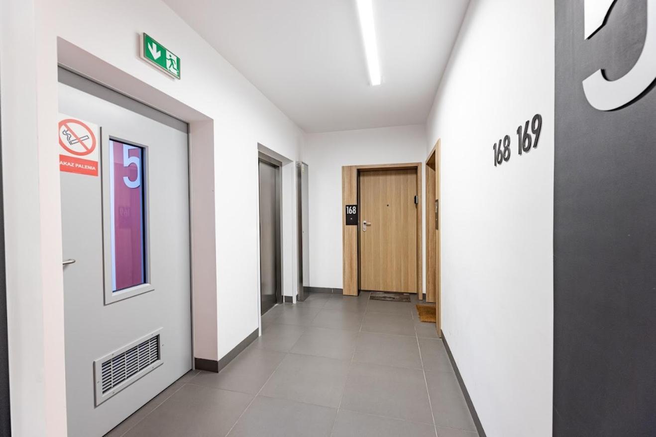 Fajny Apartament Z Parkingiem, Obok Metra. 华沙 外观 照片